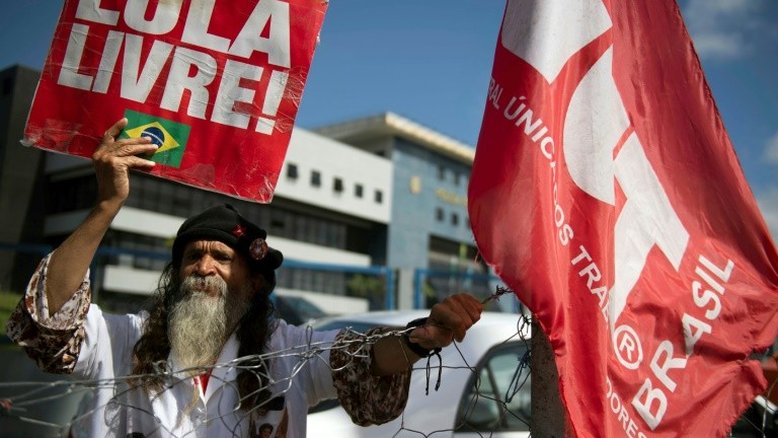 Partidários do ex-presidente Lula celebram Ano Novo em frente à prisão