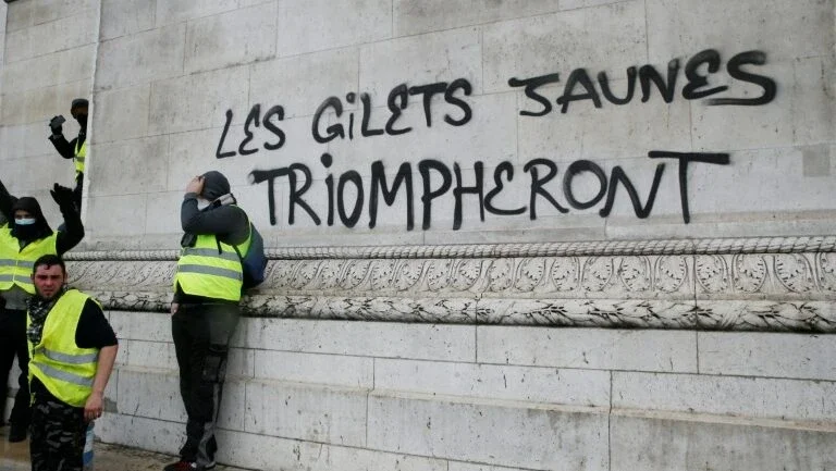 Macron busca saída urgente para crise dos 
