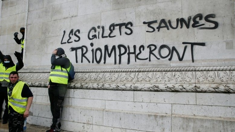 Macron busca saída urgente para crise dos 'coletes amarelos'