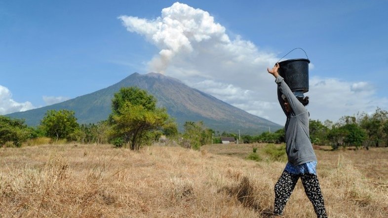 Vulcão Agung da ilha de Bali expele cinzas durante erupção