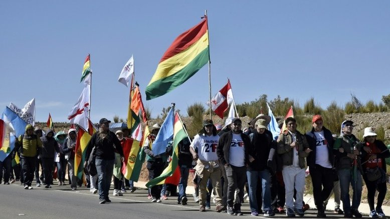 Bolivianos protestam contra candidatura de Evo Morales a quarto mandato