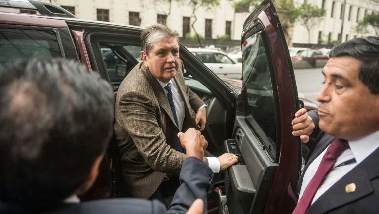 García entrega passaporte e nega perseguição política no Peru