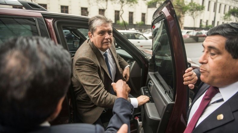 García entrega passaporte e nega perseguição política no Peru