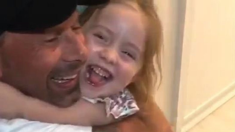 Após vencer 'A Fazenda', Rafael Ilha tem reencontro emocionante com filha