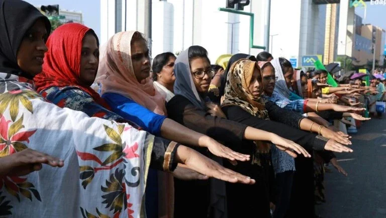 Milhares de mulheres formam cadeia humana na Índia para entrar em templo