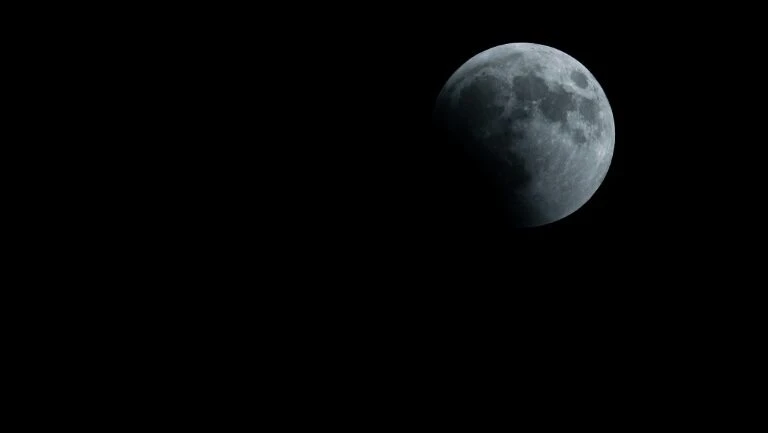 Eclipse lunar total poderá ser observado na madrugada de segunda-feira