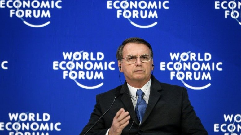 Família Bolsonaro "comemora" saída de Jean Wyllys do Brasil