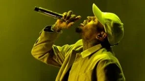 Acusado de agressão, Chris Brown permanecerá preso até meados de junho