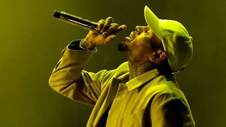 Acusado de agressão, Chris Brown permanecerá preso até meados de junho