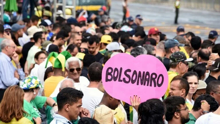 Partidários de Bolsonaro vibram em Brasília com posse do 