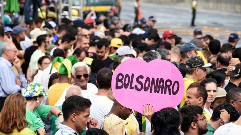 Partidários de Bolsonaro vibram em Brasília com posse do 'Mito'