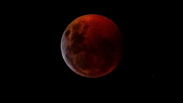 Eclipse lunar total é observado em várias partes do mundo