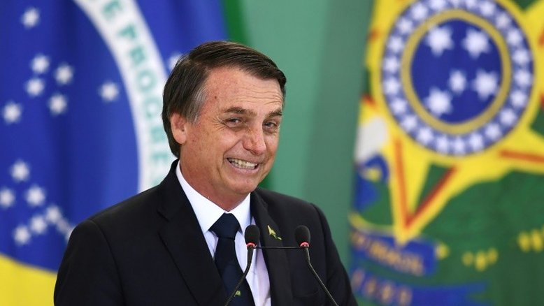Bolsonaro assina decreto que flexibiliza a posse de armas no Brasil