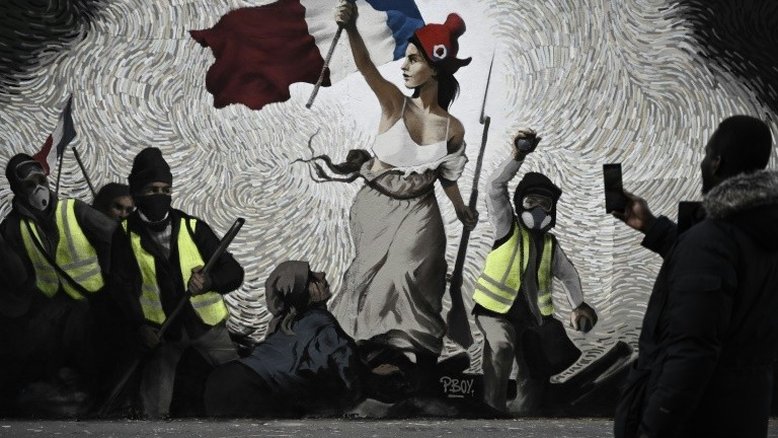 Grafite em Paris reinterpreta obra de Delacroix com 'coletes amarelos'
