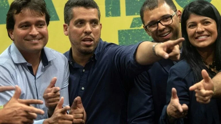 O deputado estadual do Rio de Janeiro Rodrigo Amorim (2º da esquerda para a direita) assiste a uma conferência de Jair Bolsonaro, em 11 de outubro de 2018 no Rio de Janeiro