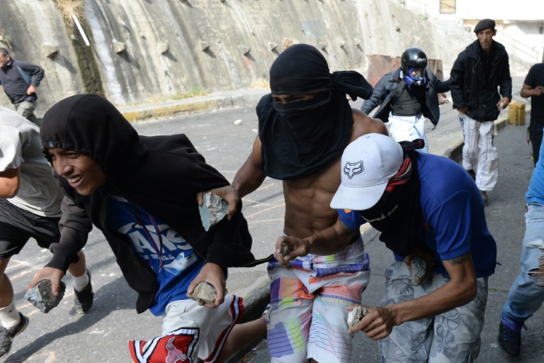 Opositores e chavistas fazem queda de braço nas ruas da Venezuela