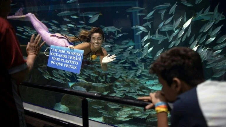 Uma sereia na luta contra a poluição dos mares