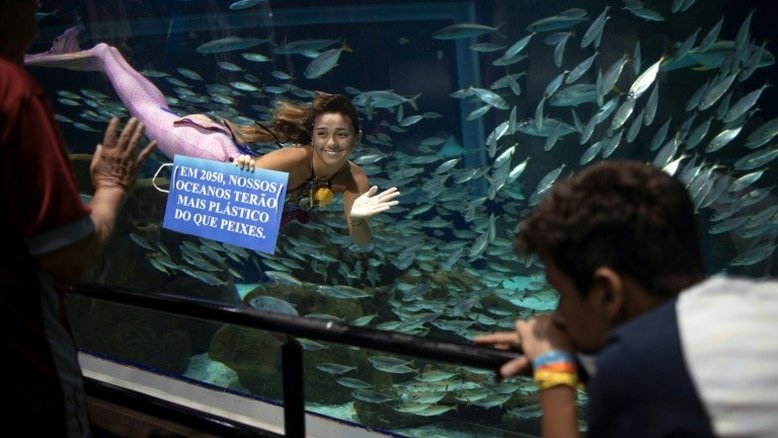 Uma sereia na luta contra a poluição dos mares