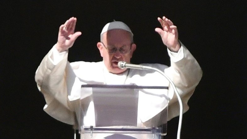 Papa afirma que a política não está reservada apenas aos governantes