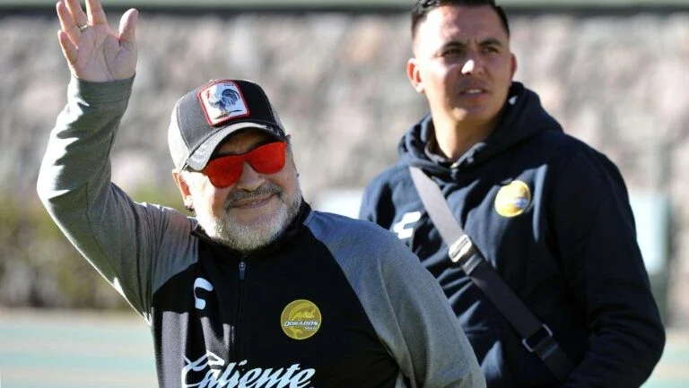 Maradona rebate filha, diz estar 