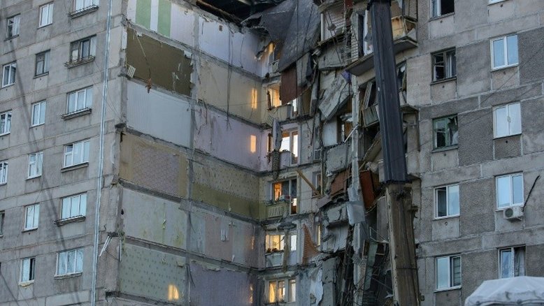 Equipes resgatam bebê de prédio destruído por explosão na Rússia