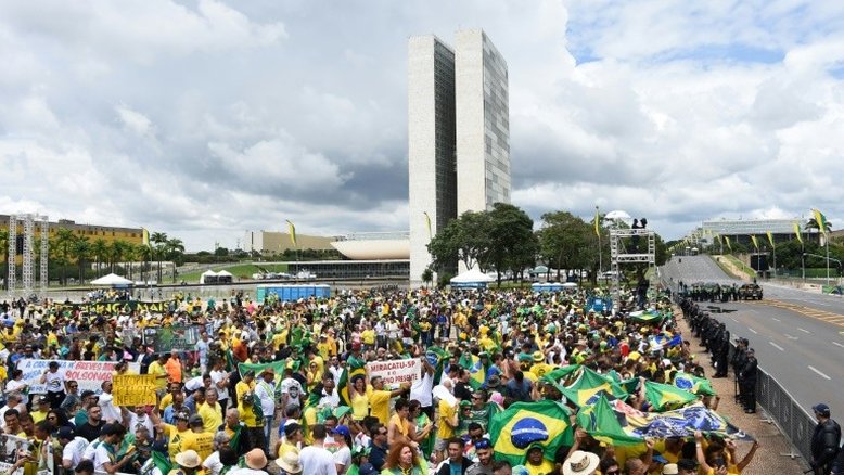 Cacique Cobra Coral afasta chuva na posse de Bolsonaro