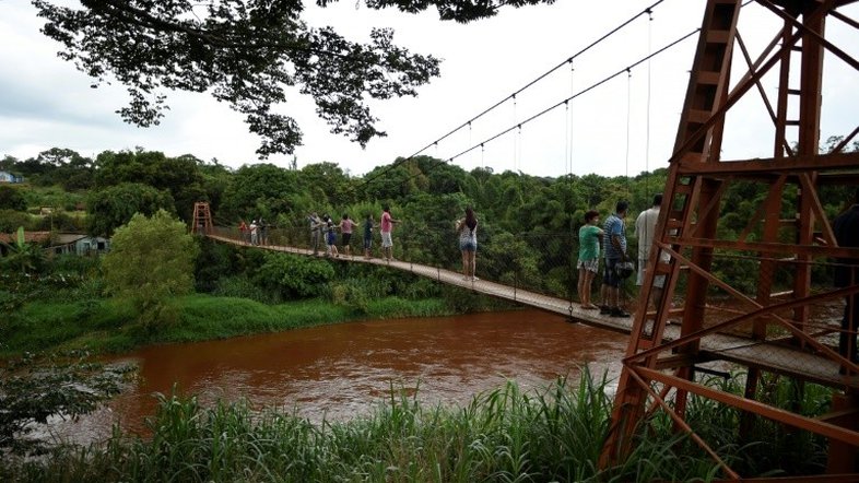 Brumadinho: a dolorosa espera junto ao rio tomado por rejeitos tóxicos