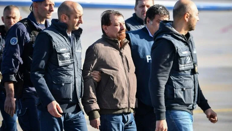 Cesare Battisti chega a Roma e é levado para prisão