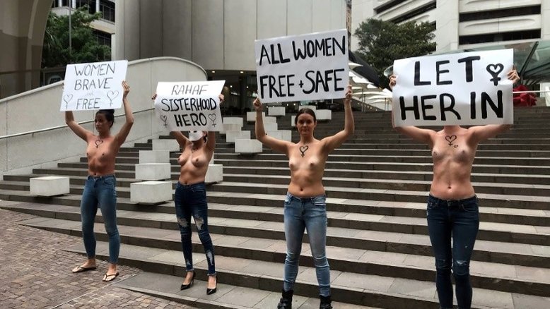 Mulheres de topless se manifestam na Austrália em apoio à jovem saudita