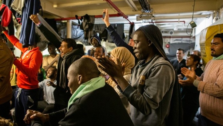Migrantes bloqueados no Mediterrâneo desembarcam em Malta
