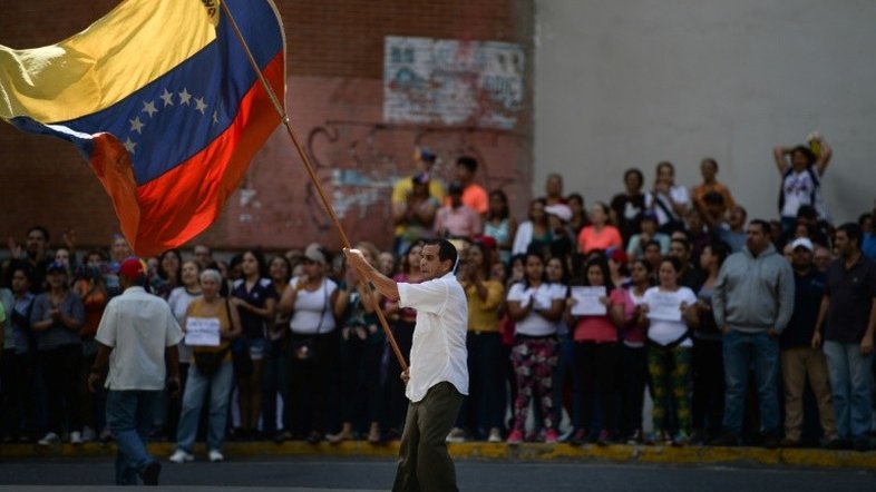 Guaidó denuncia intimidação e anuncia plano contra colapso econômico