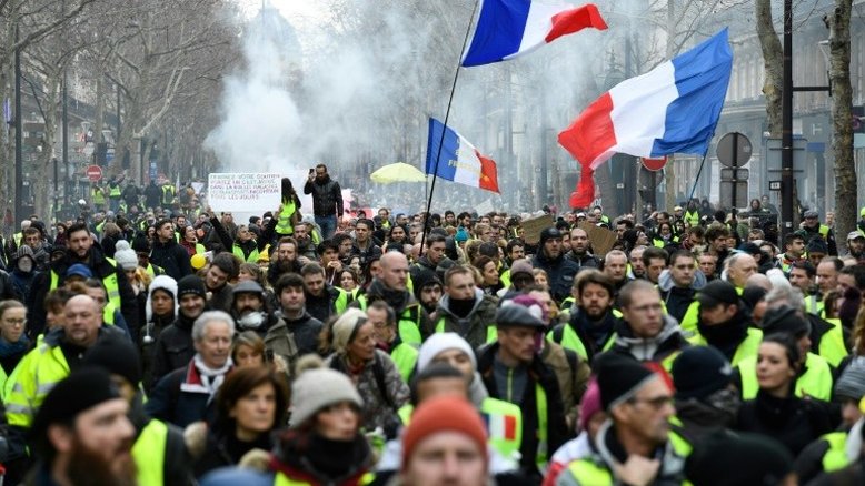 Policiais e 'coletes amarelos' se enfrentam na volta às ruas em Paris