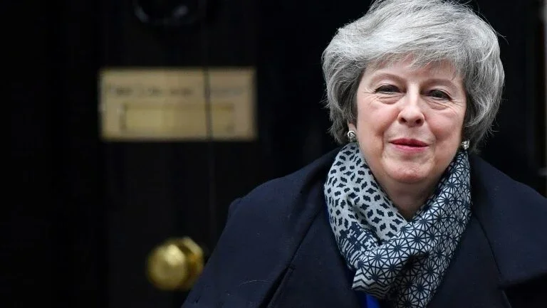 Caos do Brexit se agrava com moção de censura contra Theresa May