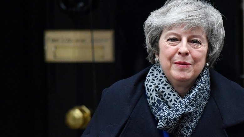 Caos do Brexit se agrava com moção de censura contra Theresa May