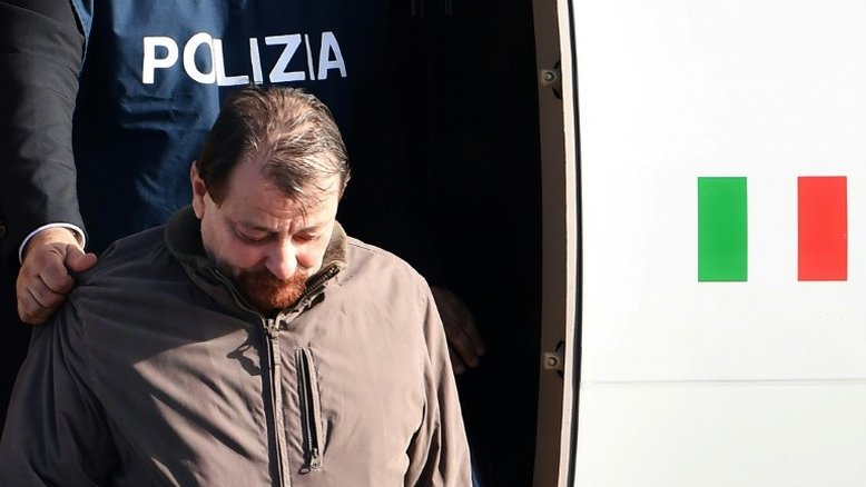 Battisti mostra postura taciturna e passiva na prisão