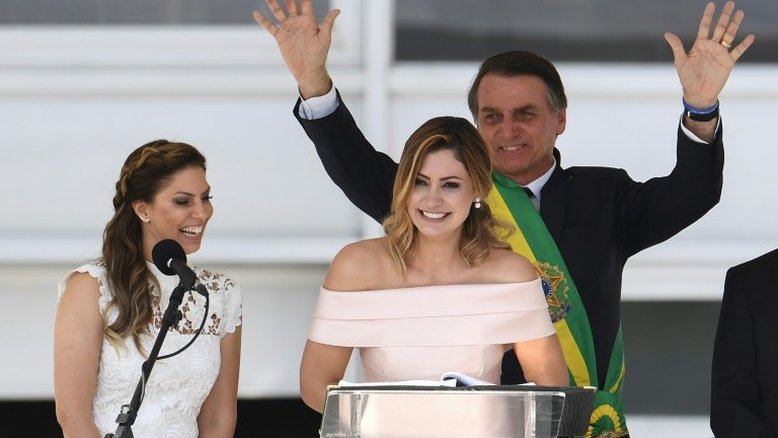 Primeira-dama Michelle Bolsonaro quebra protocolo e discursa em libras