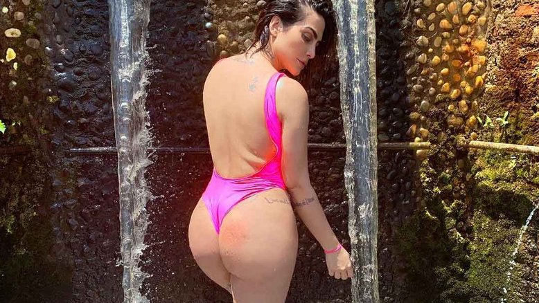 Em pose sexy, Cleo Pires afirma: "Amando essa minha bunda grande"
