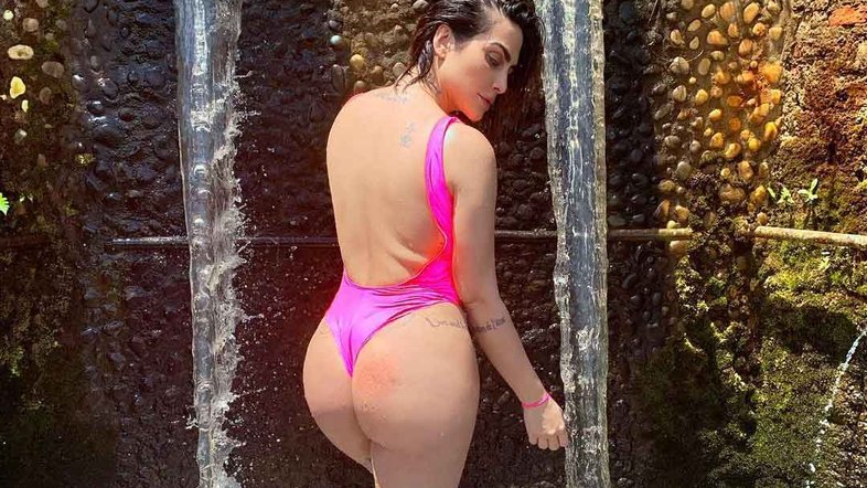 Em pose sexy, Cleo Pires afirma: "Amando essa minha bunda grande"