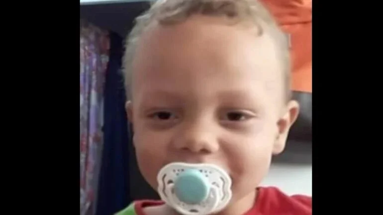 Mãe e padrasto são presos sob acusação de matar criança e enterrar o corpo