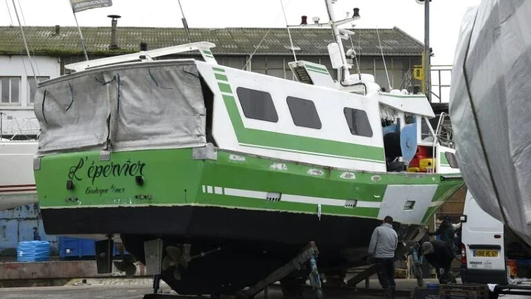 Polícia francesa prende 14 migrantes em porto do Canal da Mancha