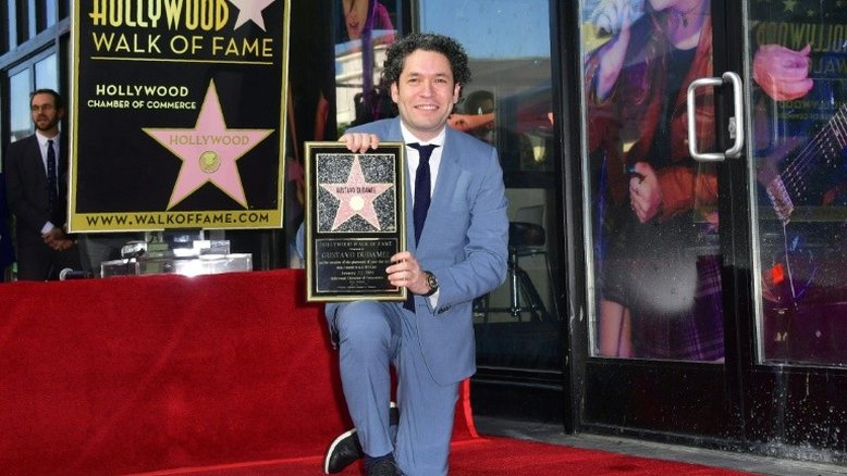 Dudamel pede 'transformação' da Venezuela ao receber estrela de Hollywood
