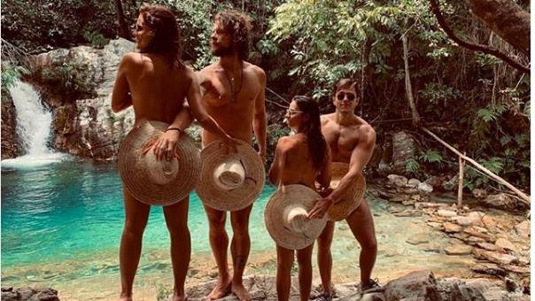 Paloma Bernardi posa nua ao lado de amigos na Chapada dos Veadeiros