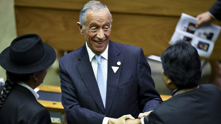 Presidente de Portugal sofre críticas após falar sobre decote de jovem