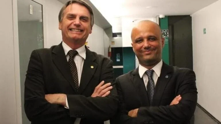 Major Vitor Hugo será o líder do governo na Câmara, confirma Bolsonaro
