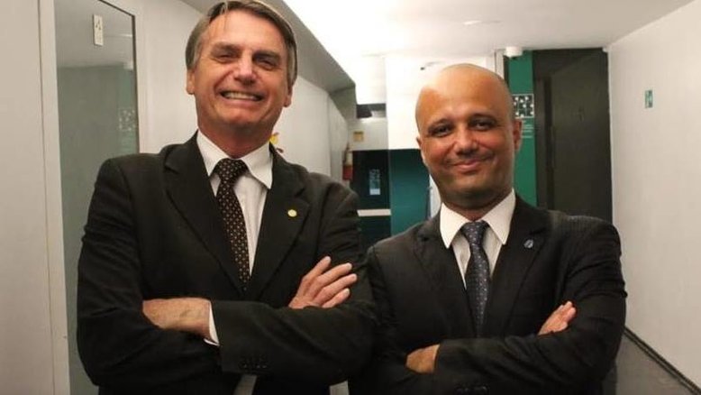 Major Vitor Hugo será o líder do governo na Câmara, confirma Bolsonaro