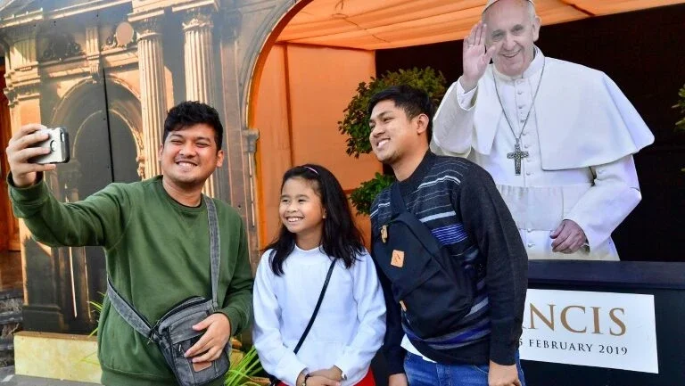 Católicos se animam com visita do papa aos Emirados Árabes Unidos