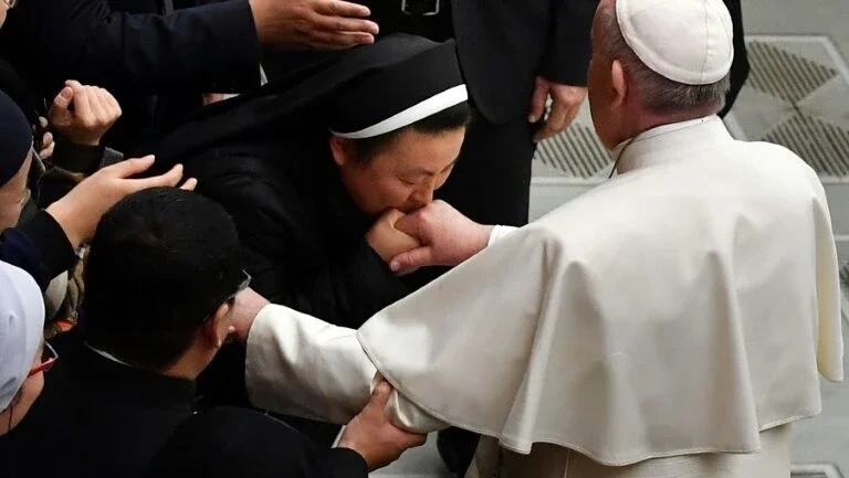 Admissão do Papa sobre abusos de padres envolvendo freiras é elogiada
