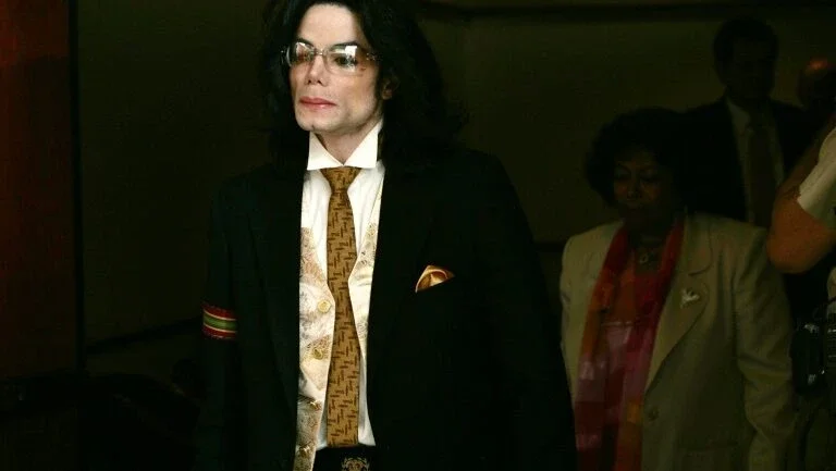 Documentário sobre abusos de Michel Jackson gera polêmica e protestos