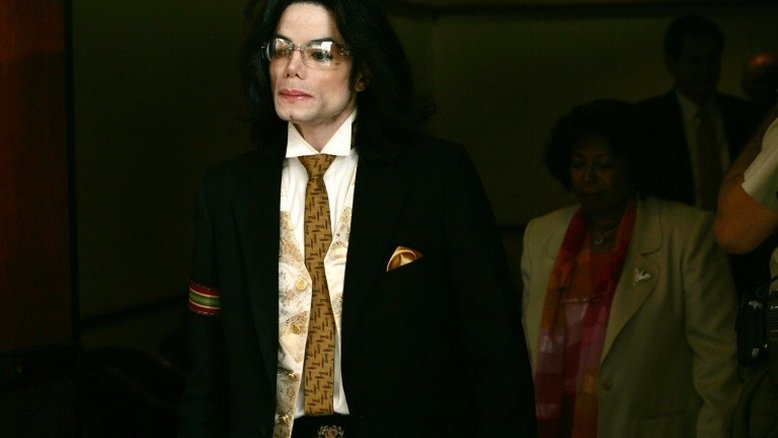 Museu britânico retira estátua de Michael Jackson após denúncias de abuso sexual