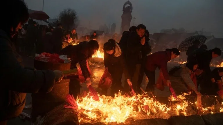 Milhares de chineses prestam homenagem ao Deus da riqueza